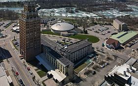 Quality Hotel & Suites At The Falls